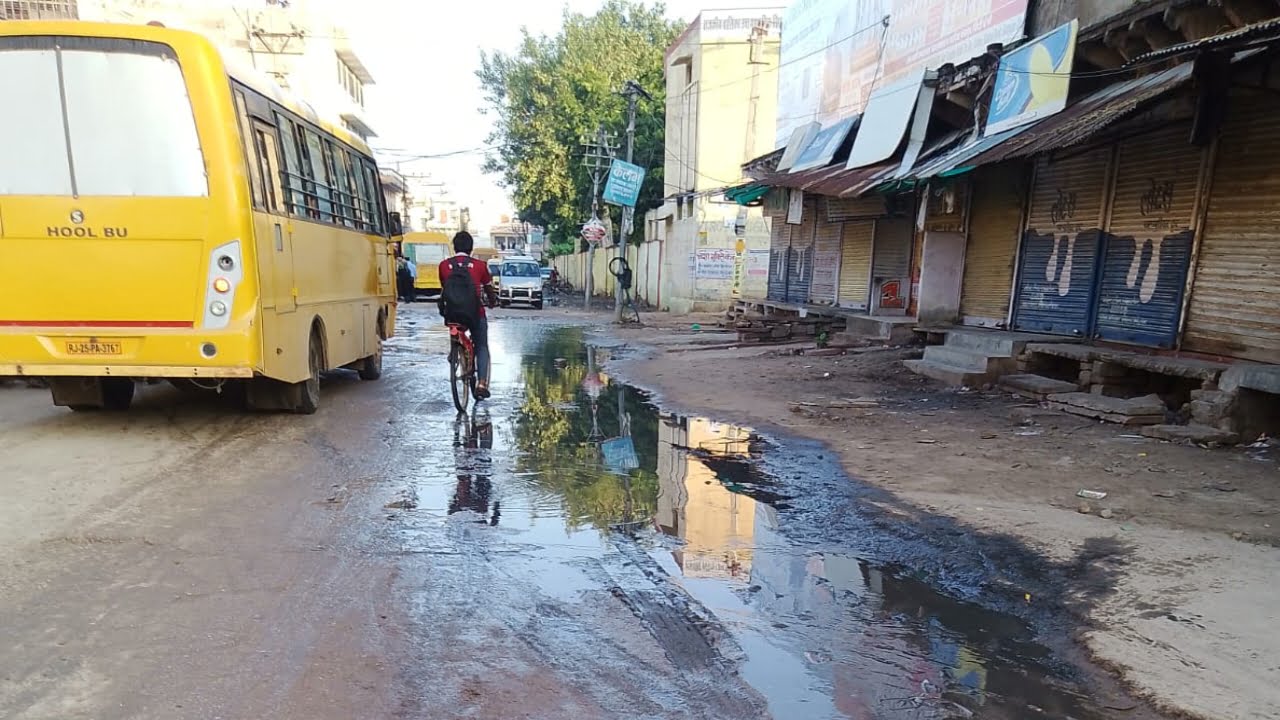जिला गंगापुर सिटी में अनूठा विकास चंबल पेयजल एवं सीवर लाइन का गंदा पानी मुख्य मार्ग पर फेल कर तांडव मचा रहा है