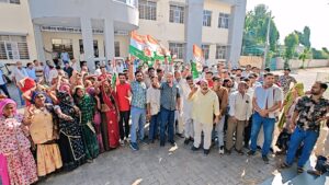 Kota Rajasthan: मोरूकला तोड़फोड़ मामले में युवा कांग्रेस का प्रदर्शन, SDM कार्यालय पर मुख्यमंत्री के नाम सौंपा ज्ञापन 2 Kota Rajasthan Kota Rajasthan 1759152104673 1 Kota Rajasthan