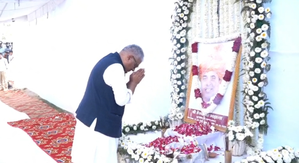  केंद्रीय मंत्री भूपेंद्र यादव खैरथल-तिजारा के बघेरी कलां गांव में पूर्व मंत्री स्वर्गीय हेमसिंह भड़ाना के चित्र पर पुष्प अर्पित कर श्रद्धांजलि देते हुए।